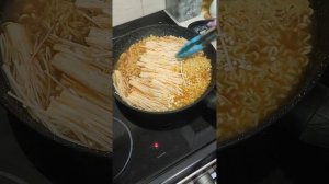 Корейская лапша с грибами эноки 🤪