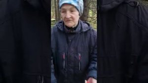 Бабушка есть мухоморы сырыми😃