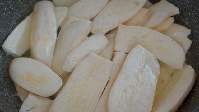 凉拌杏鲍菇怎么做好吃？大厨教你一招，让杏鲍菇更入味。美味的凉拌汁，胡萝卜丝和洋葱丝，凉拌手撕杏鲍菇滑嫩好吃，比肉还香Pleurotus eryngii recipe#凉拌汁#减脂餐#凉菜#杏鲍菇