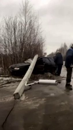 Лада снесла железобетонный столб в деревне Горелово