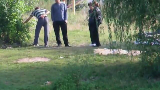 Люди жарят шашлык на мангале. Гольяново смотреть онлайн