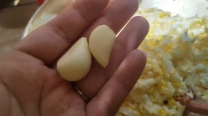 Салат с копченой колбасой и маринованными