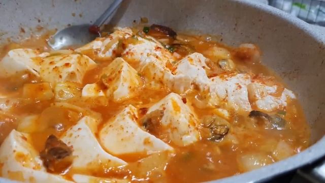 어서와 밥먹자~! 엄마의 따뜻한 집밥 먹방 (순두부찌개, 조기구이, 콩나물무침, 어묵볶음) Home Cooked Meal Mukbang / Korean Food Recipes смотреть онлайн