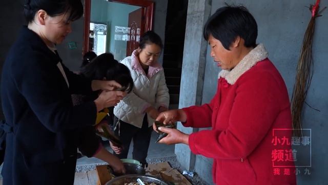 去堂嫂家包粽子，一家人有說有笑，滿院子都是年味Wrapping dumplings, the family is laughing and talking, so lively смотреть онлайн