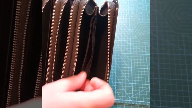 Портмоне из кожи ската трёхзамковый. Stingray leather wallet with three locks.