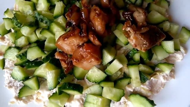 Салат Ромашкове Поле. Святковий салат. Салат з куркою та грибами.