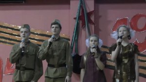 Сцена " Вспомните, ребята, как они стояли у военкоматов с бритыми навечно головами..."