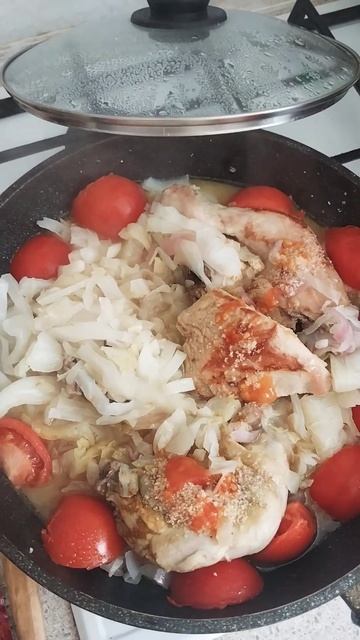 #вкусная тушёная капуста с курицей, чесноком и помидорками #kitchen #кухня #топ #шорт #осенниеблюда