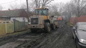 Самарцы совместно с рабочими из Снежного отсыпают проезжую часть