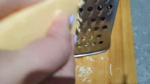 Салат с тунцом, сыром и зеленым горошком