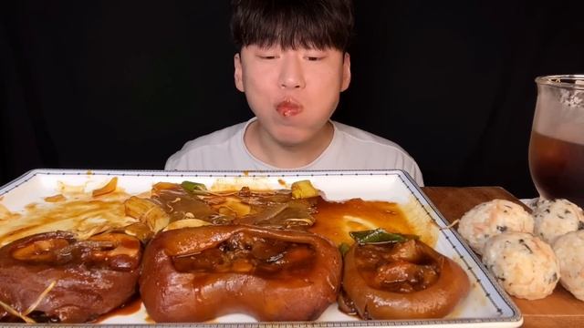 SUB) 쫄깃쫄깃 야들야들 매콤한 우족찜 먹방 ASMR 늦었지만 유튜브에서 유행했던 우족찜이 먹고 싶어서 가져왔어요😋 중국당면, 분모자와 팽이버섯 그리고 참치마요 주먹밥까지! смотреть онлайн