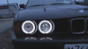 Как светят фары hella black с ангельскими глазками на автомобиле BMW e34 (520i)