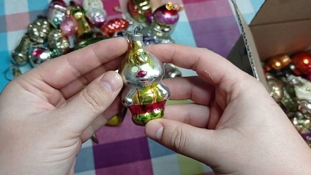 N24. Распаковка подвальной коробки и обзор стеклянных елочных игрушек СССР. смотреть онлайн