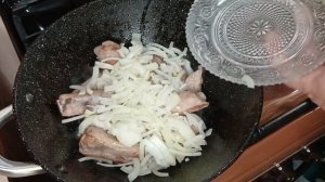 Тушёные свиные рёбра с квашеной капустой   это блюдо, которое порадует вас своим вкусом