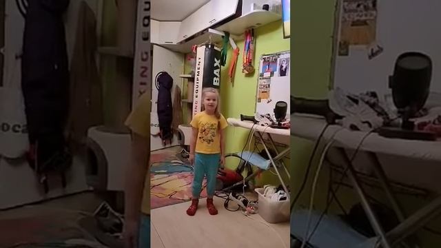 внучкая ВАСИЛИСА УЧИТ СТИХ К 23 февраля.