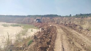 Белаз 7522 отсыпаем дамбу