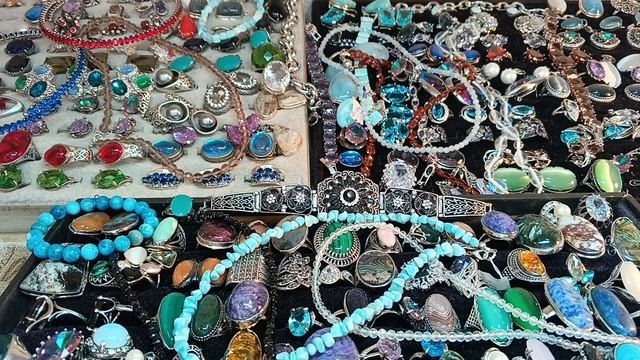 Распродажа серег с камнем серебра и прсеребрения.
