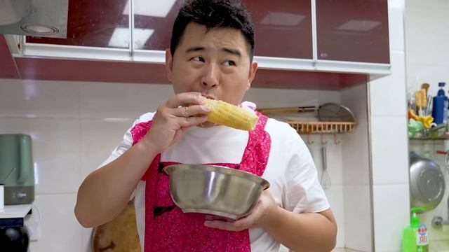 【超小厨】豪华龙虾牛肉螺蛳粉，干饭人用大盆，酸爽嗦粉停不下来！ смотреть онлайн