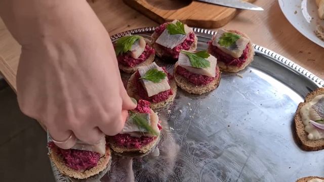 Селёдочка на хлебе!!!