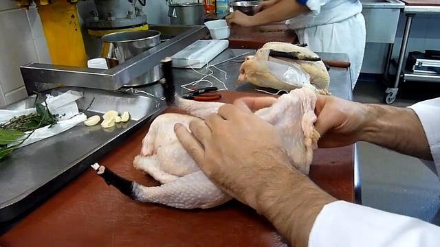 Menu regional Rhones Alpes - inserting truffle butter inside chicken's skin смотреть онлайн