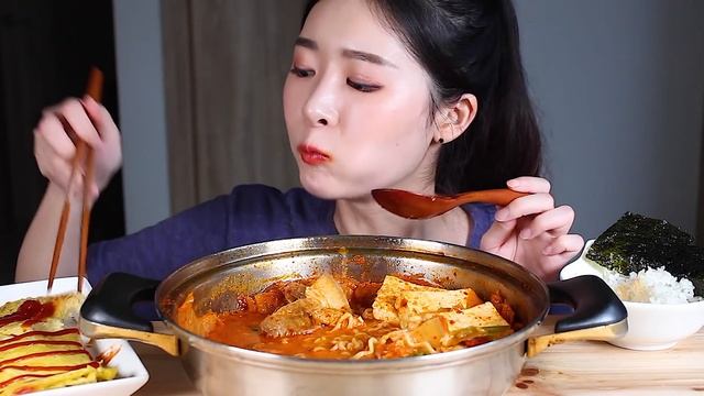 통돼지고기 김치찌개 계란말이 라면사리 KIMCHI STEW Egg rolls Kim chi hầm Kimchi rebus กิมจิสตูว์ كيمتشي الحساء キムチチゲ смотреть онлайн