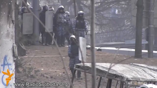 Беркут показывает неприличные жесты!!!Ах-ха-ха красава;) 20.01.2014