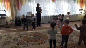 Музыкальное занятие во второй группе раннего возраста (1 младшая). Группа "Василек"