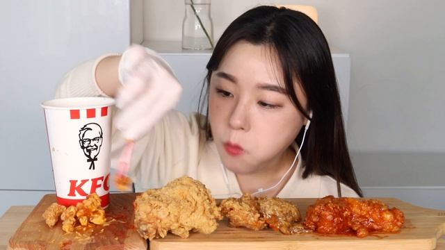 SUB) KFC 도넛버거 먹방 +블랙라벨치킨, 트러플치킨, 텐더떡볶이, 닭오돌뼈튀김까지!! ASMR KFC Donut Burger Mukbang смотреть онлайн