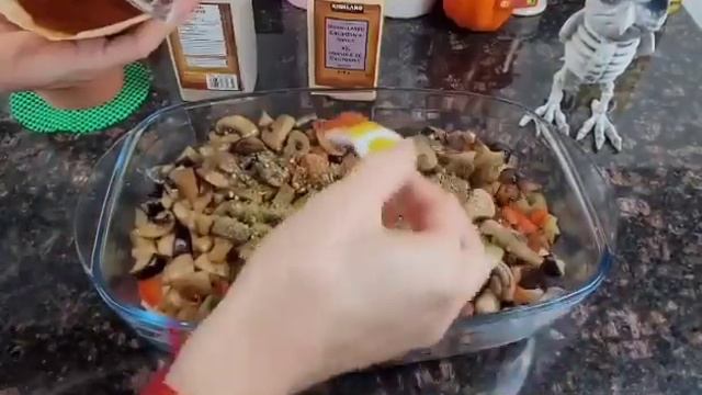 Запечённая картошка с грибами и овощами в духовке смотреть онлайн