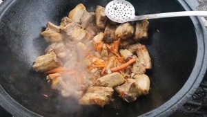 Свиные рёбрышки с шампиньонами и овощами в казане.