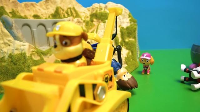 Video mit Paw Patrol Spielzeugen spielen: Terrain Auto und Flip and Skye