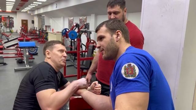 И снова Виктор смог всех выиграть в трицепс. Тренировка с Артемом Гришиным. смотреть онлайн