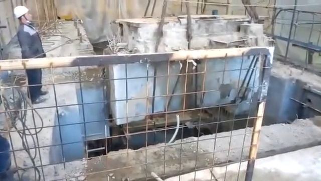 Удаление мостовым краном куска весом 24тонны, срезанного канатной машиной смотреть онлайн