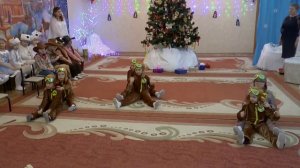 Веселый танец летчиков на новогоднем утреннике