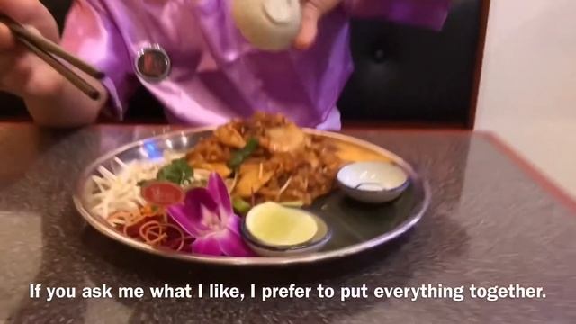How to eat Pad Thai?