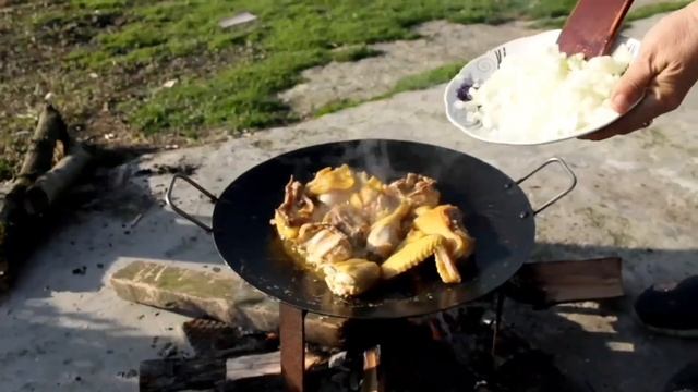 SACİÇİ GÖBƏLƏKLİ KƏND ÇOLPASI HAZIRLADIQ.KƏND HƏYATI. деревенские куры и грибы на садже смотреть онлайн