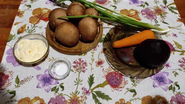 СЪЕДЯТ за одну минуту!!! ШИКАРНЫЙ салат из свеклы с грибами 🍄🤩!!