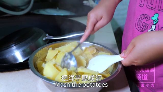 媳婦學她人做菜，蒸一鍋洋芋糕，婆婆都說好吃 | Learn to cook, steam a pot of potato cake, my son said it's delicious смотреть онлайн