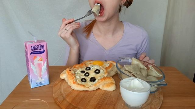 МУКБАНГ Хачапури вареники с картошкой клубничное молоко АСМР | MUKBANG Khachapuri dumplings ASMR смотреть онлайн