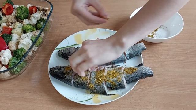 Запечена риба з овочами. Pieczona ryba z warzywami. Запечённая рыба с овощами. Fish with vegetables
