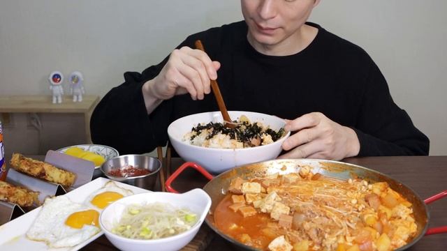 SUB)스팸,두부 가득 스팸짜글이!(ft.계란후라이 야채튀김)먹방! /Spicy Jjageuli Spam Stew Mukbang! смотреть онлайн