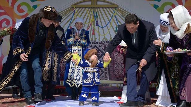 Ата-ана туралы ең әсерлі видео. Әр адам көруі керек. Мұхамеджан Тазабек. смотреть онлайн