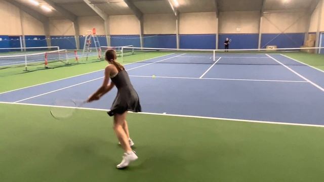 Holstebro tennis & padel. 7.02.2024. Sofia og Liza øver sig for at spille tennis. 1. смотреть онлайн