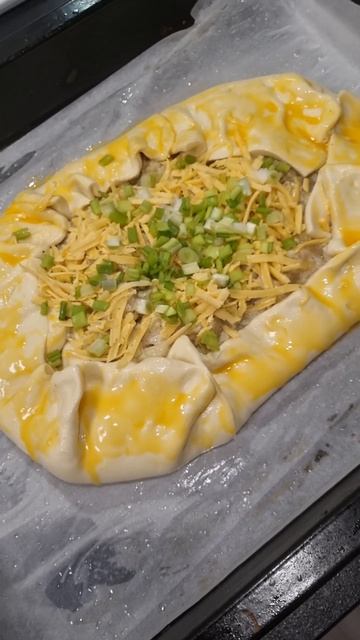 пирог#слоеное тесто#картошка#грибы#лук#сметанка и зелёный лучек# смотреть онлайн