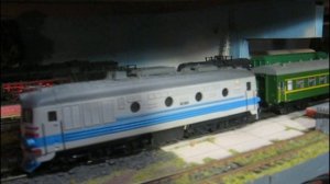 Тепловоз ТЭП10 с пригородным поездом. Масштаб НО 1.87