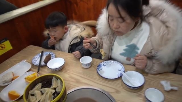 给婆婆染完头发儿媳请客吃自助鱼火锅涮菜几十种安排的真贴心  Mother-in-law cuts her hair and eats hot pot