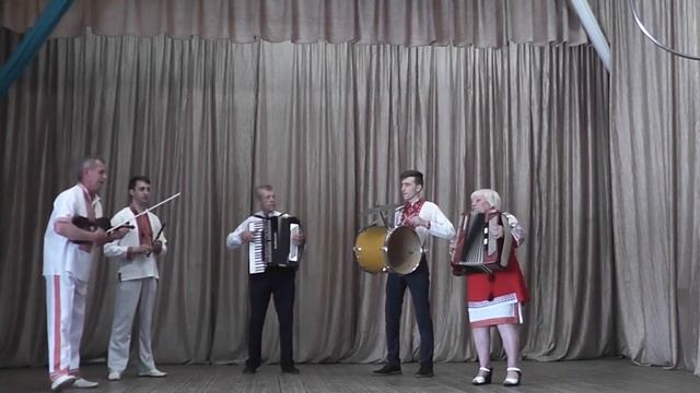 Пнівський гурт"ВЕСЕЛКА"(кер.І.Сороцька)на святі троїстих музик у Надвірній.