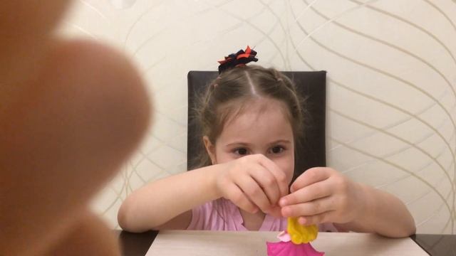 Сафия открывает новую игрушку. 1 выпуск смотреть онлайн