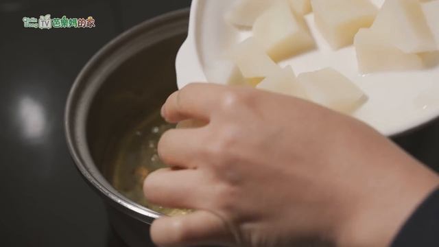 今天就給大家解鎖一個馬鈴薯的新吃法很多人都沒吃過加1個茄子太香了