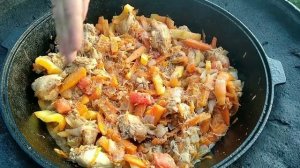 Курица с овощами в казане.